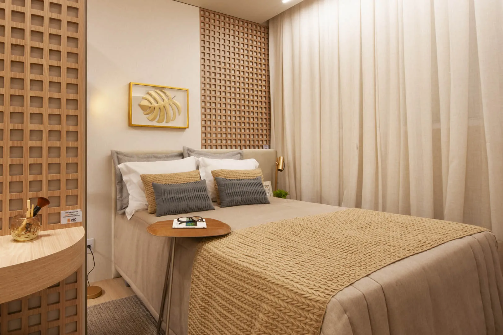 Quarto master com cama de casal e painel 3D