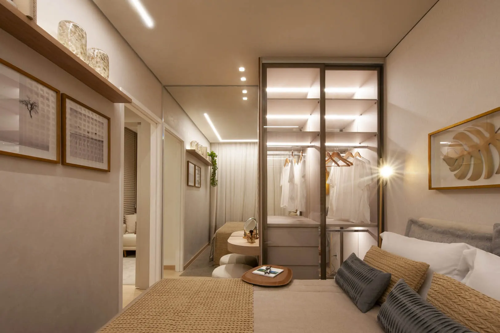Closet iluminado com espelho