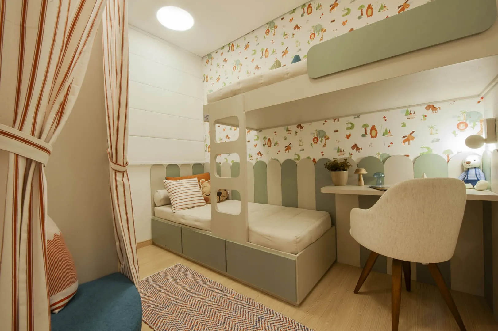Quarto infantil com beliche e escrivaninha