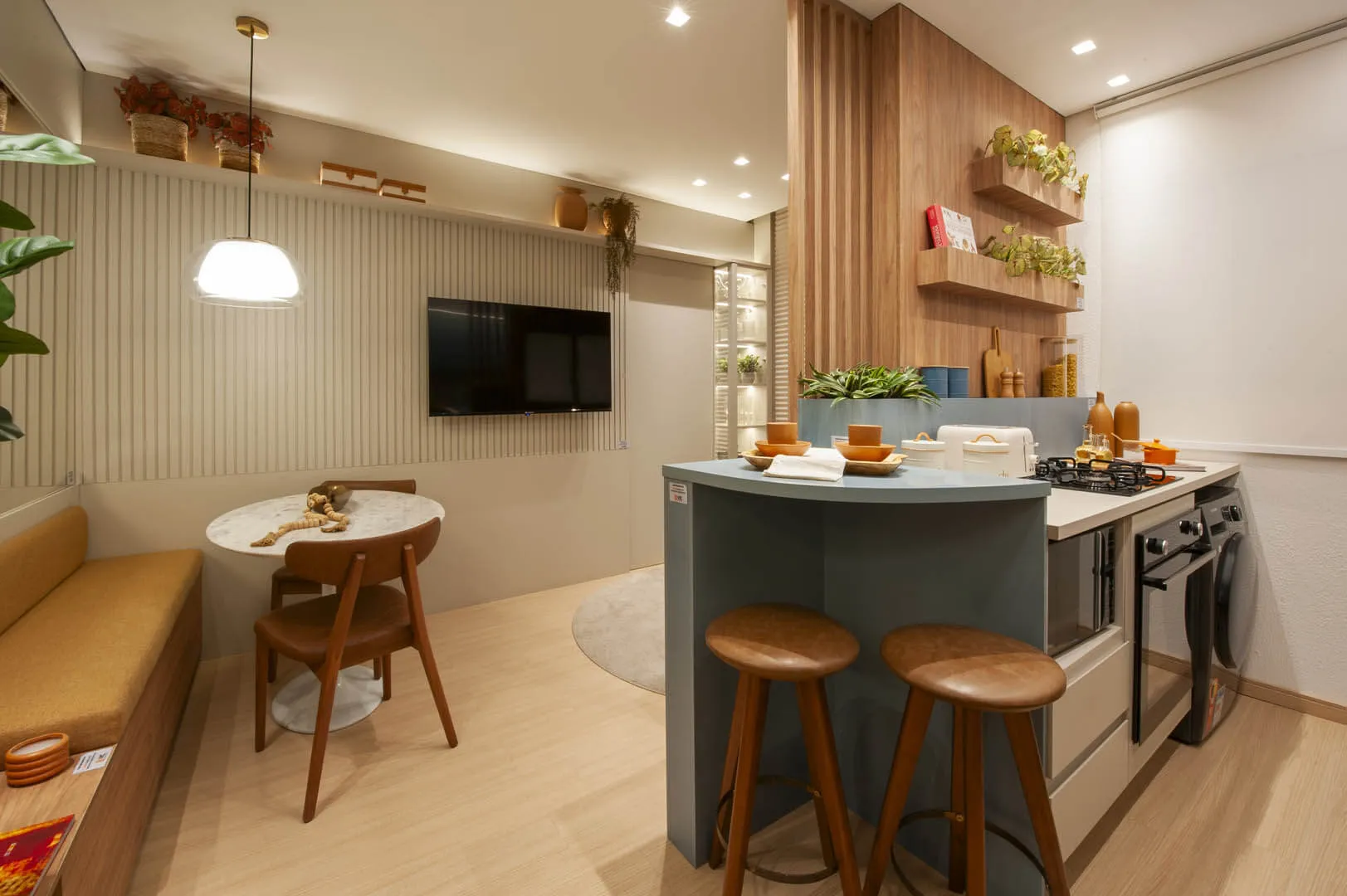 Sala de estar integrada com cozinha americana